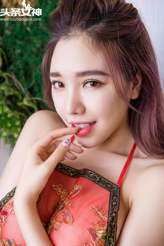 性感90后美女妮小妖私房红色肚兜诱惑写真