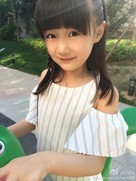 超萌00后小女孩纪姿含户外迷人写真