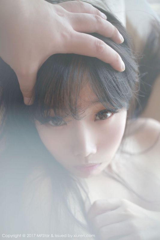 朦胧感美女草莓兔兔性感全裸出镜