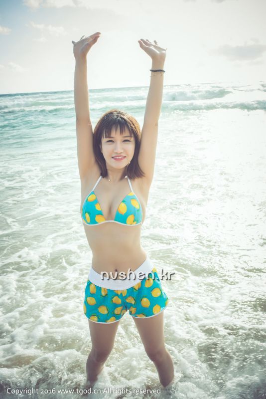 比基尼美女傲娇萌萌旅拍写真图片