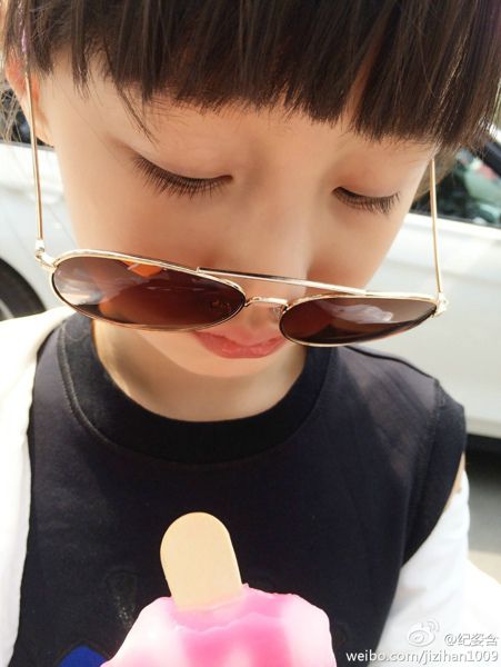 超萌00后小女孩纪姿含户外迷人写真