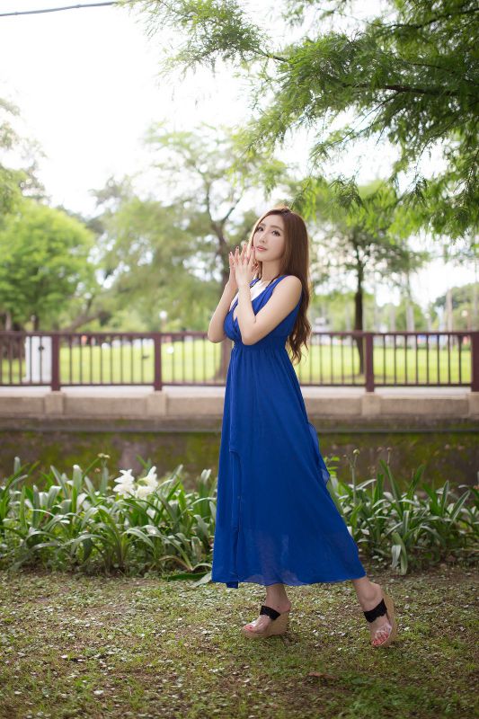 台湾长裙mm赵芸户外小清新写真