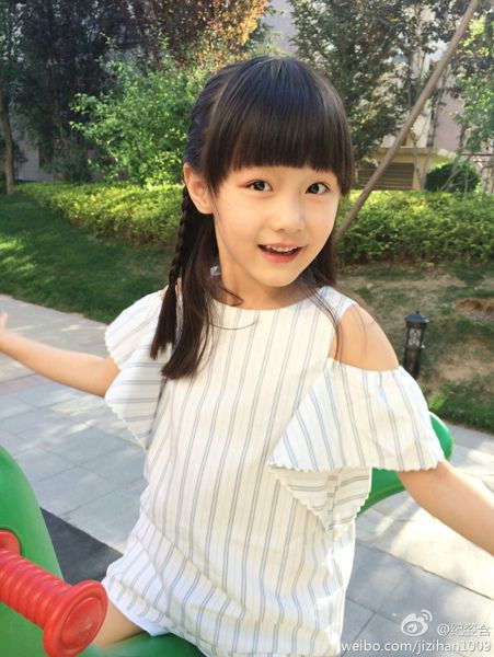 超萌00后小女孩纪姿含户外迷人写真
