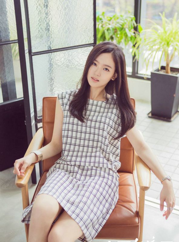 时尚热裤mm姜汉娜室内高清写真