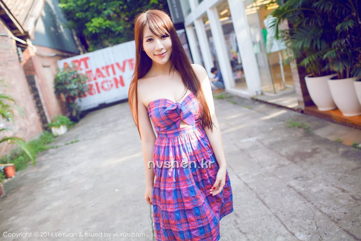 长发飘飘美女艾惟高清养眼美图