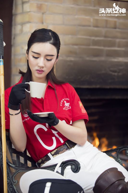 气质型美女郭婉婷马场养眼写真图片