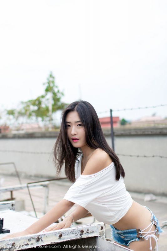 90后美女模特周琰琳LIN性感写真图片