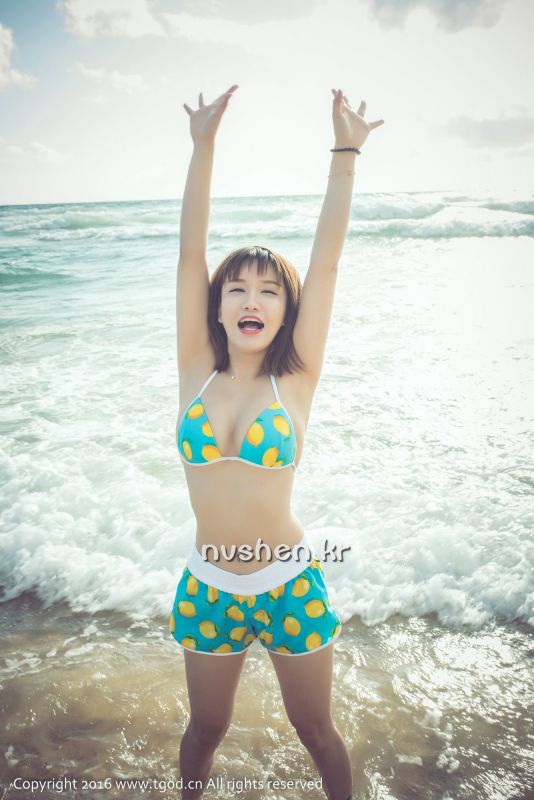 比基尼美女傲娇萌萌旅拍写真图片
