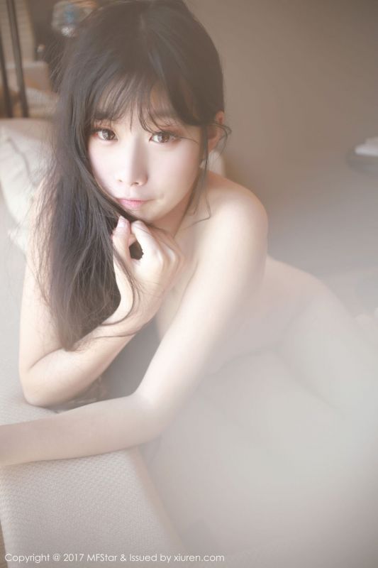 朦胧感美女草莓兔兔性感全裸出镜