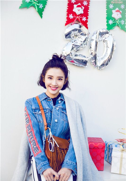 中国短发美女明星唐艺昕圣诞写真俏皮惹人爱