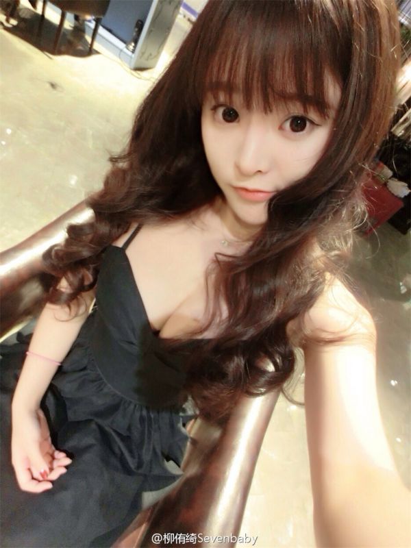 90后童颜美女柳侑绮性感自拍照