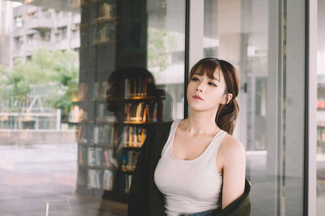 90后美女模特陈\充满忧伤感的私拍照