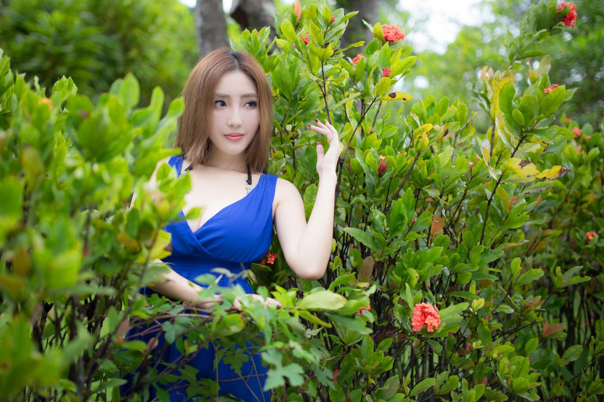 台湾长裙mm赵芸户外小清新写真