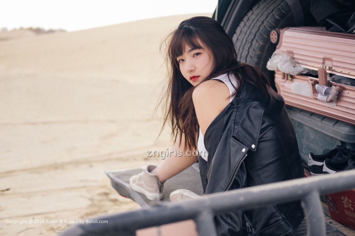 机车美女周闻沙漠外拍写真图片