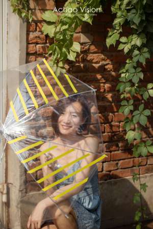 短发女生街头吊带短裙美拍