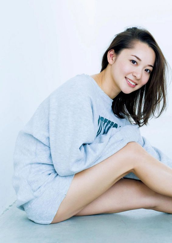 日本滑雪美女岩垂かれん唯美私拍图片