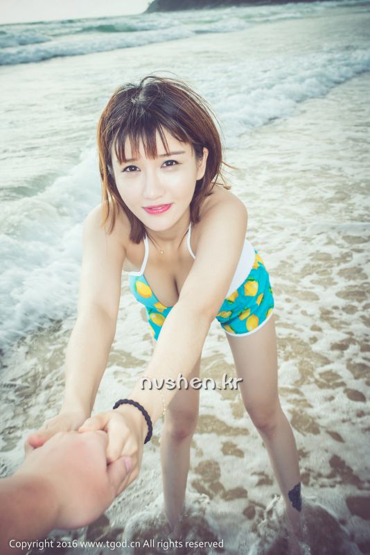 比基尼美女傲娇萌萌旅拍写真图片