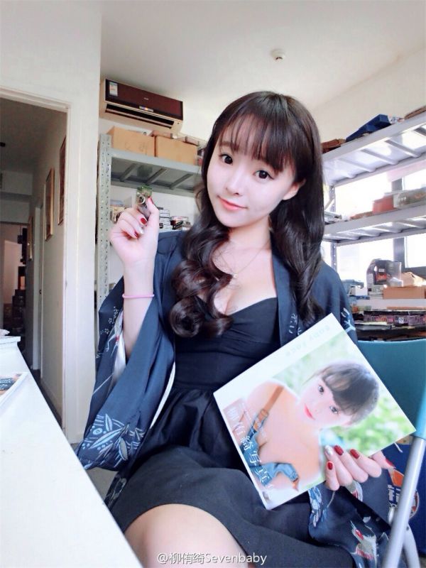 90后童颜美女柳侑绮性感自拍照