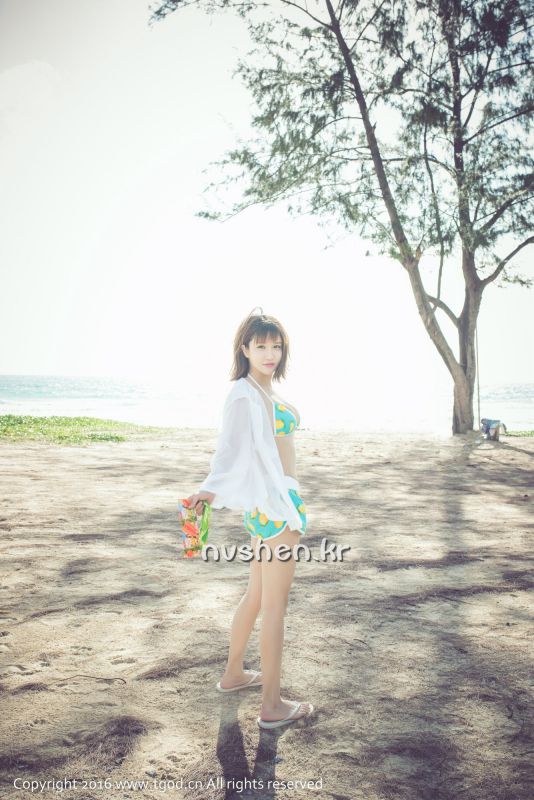 比基尼美女傲娇萌萌旅拍写真图片