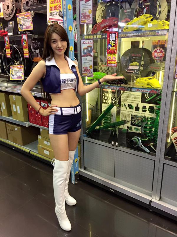 长腿大胸车模小芯甜美亮眼写真图片