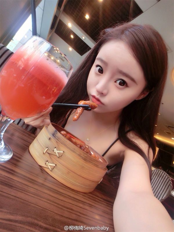 90后童颜美女柳侑绮性感自拍照