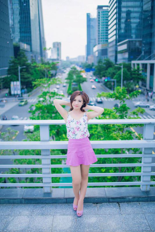街拍性感熟女展高挑身材美照