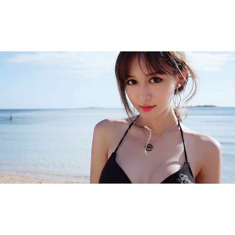90后美女模特乐宜LokYii私拍美图合集