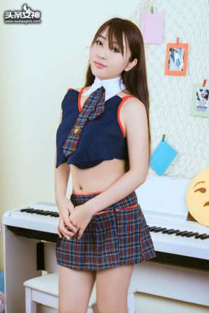制服装美女郭忆然性感诱人写真