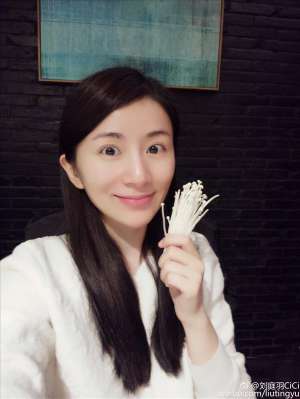 内地女演员刘庭羽微博自拍美照图片