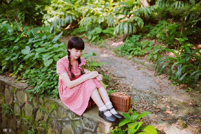 格子短裙女生户外清纯唯美写照