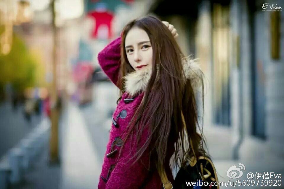 长发气质美女伊蓓Eva街头写真照片