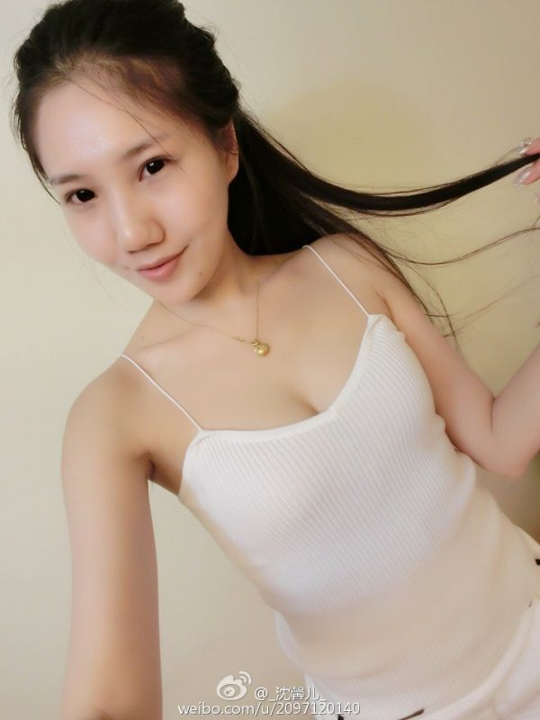 90后模特儿沈馨儿微博自拍美图欣赏