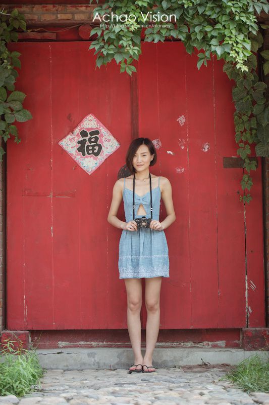 短发女生街头吊带短裙美拍