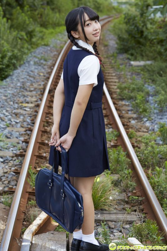 日本少女偶像一色杏子学生制服摄影图片