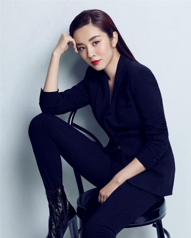 惊艳美女王晓晨西装亮相拍摄写真展女王范