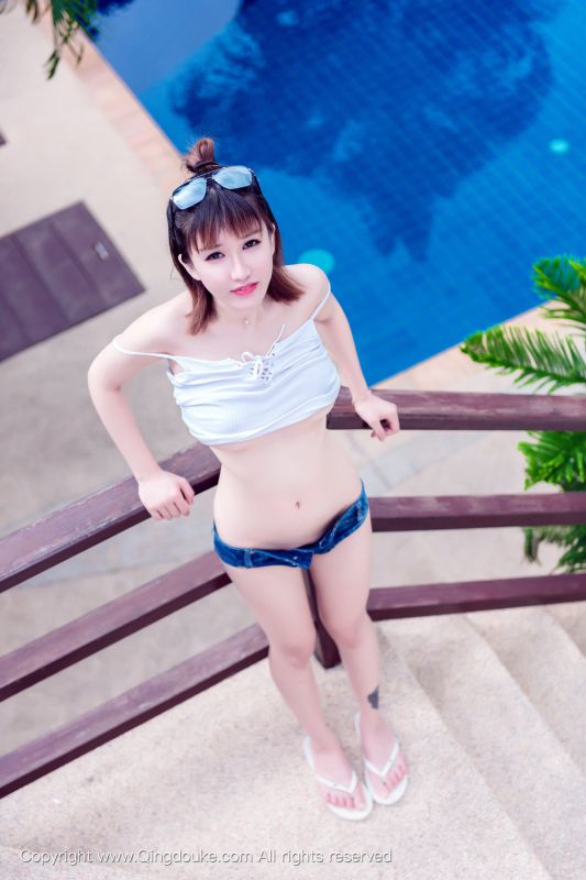 90后小美女傲娇萌萌旅拍写真图片