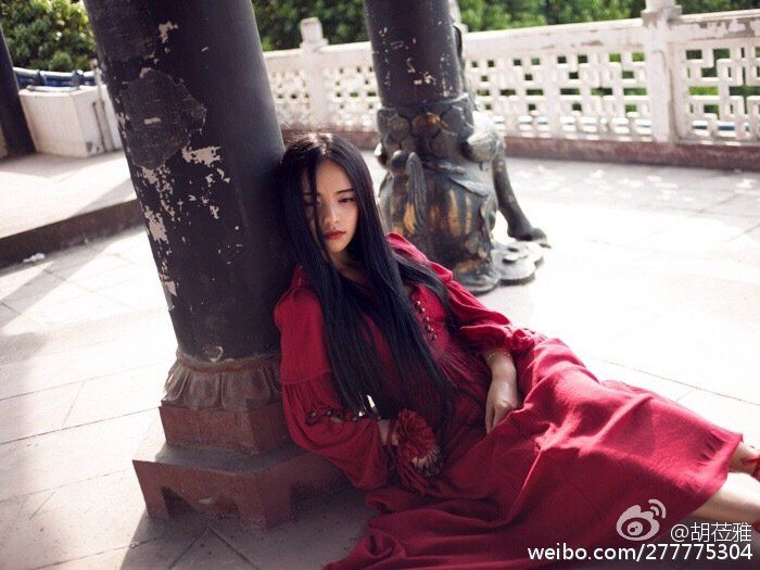 国民女神胡莅雅红色蕾丝长裙秀乳沟图