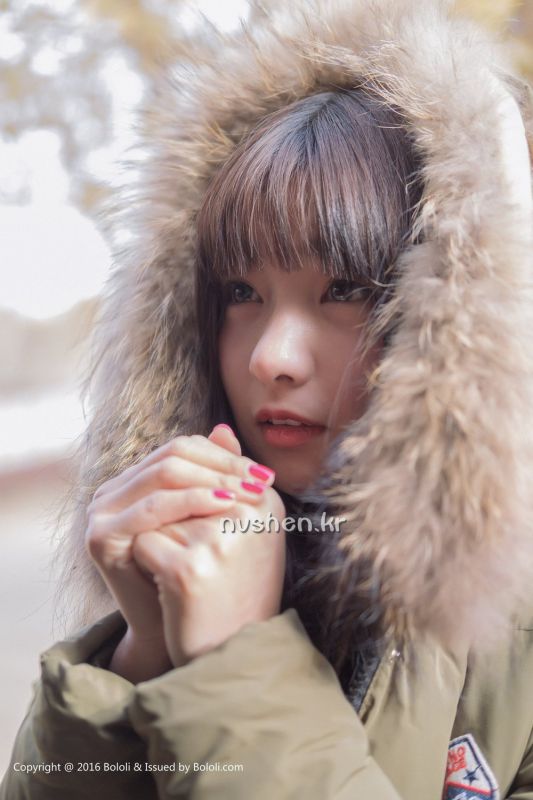 清纯系美女周闻在野外的摄影图片