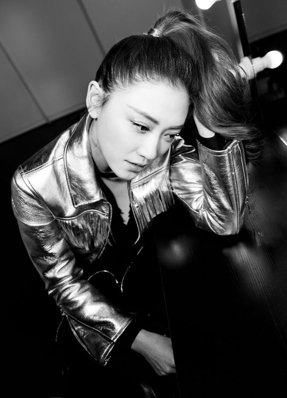 台湾女星应采儿帅气玩转冷冽朋克风