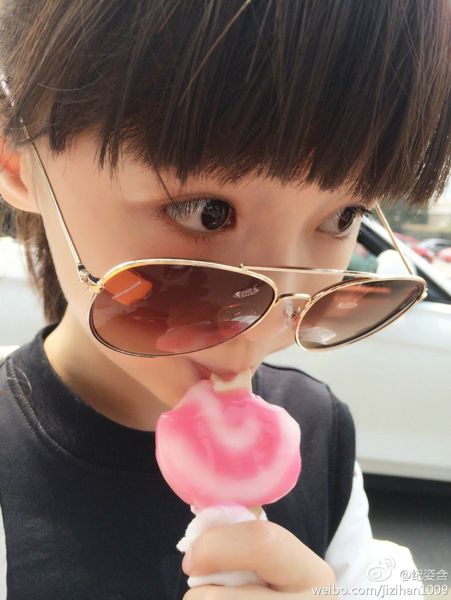 超萌00后小女孩纪姿含户外迷人写真