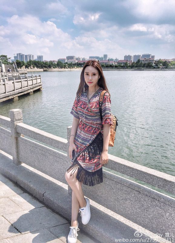 90后粉嫩美女athy_霓儿微博私拍美照