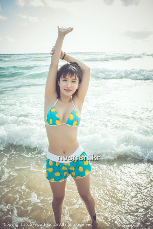 比基尼美女傲娇萌萌旅拍写真图片