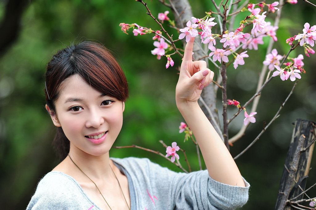 清纯可爱美女萌萌牛仔热裤私拍