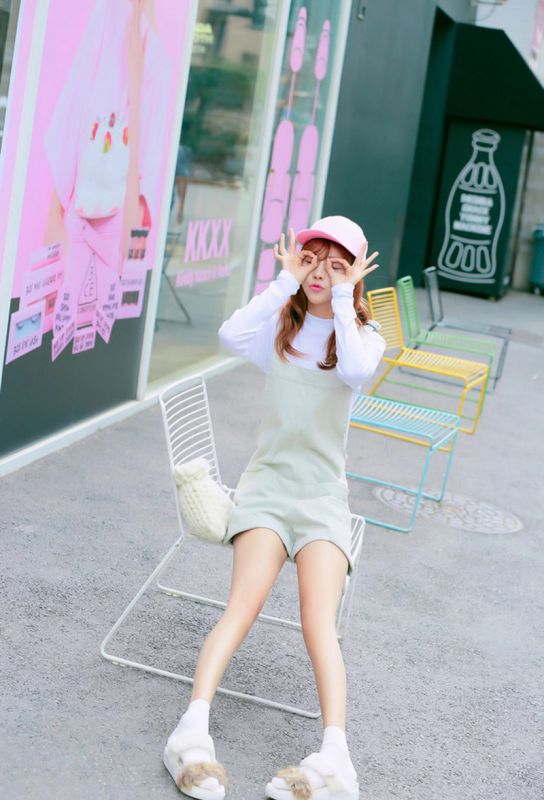 短裙萌妹子户外可爱美照