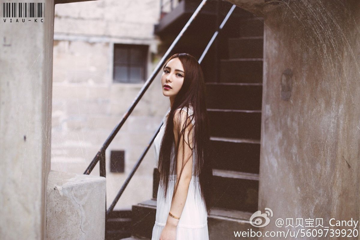 长发气质美女伊蓓Eva街头写真照片