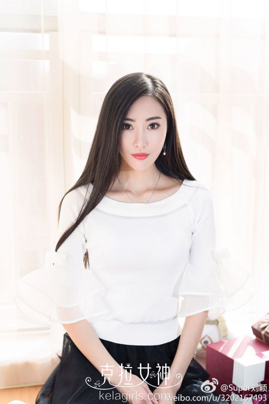 长发飘逸美女颖儿Bang妞家居养眼美照