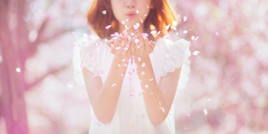 桃花树下的清纯女生貌美如花