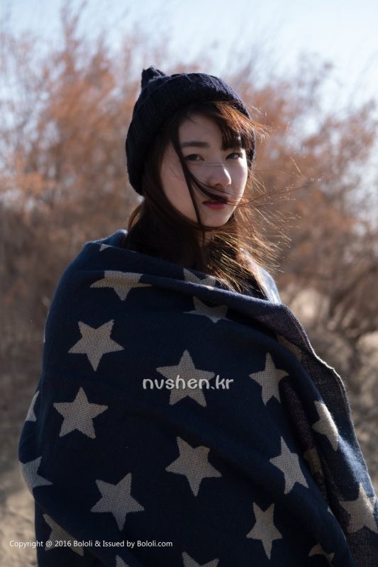 90后清纯妹子周闻沙漠旅拍写真图片