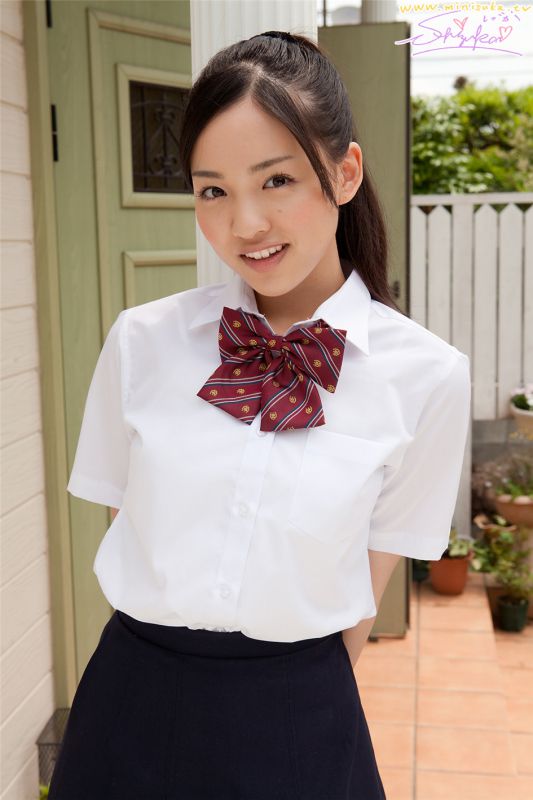 日本清纯学生妹室内高清写照