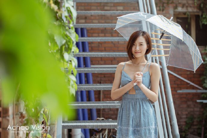 短发女生街头吊带短裙美拍